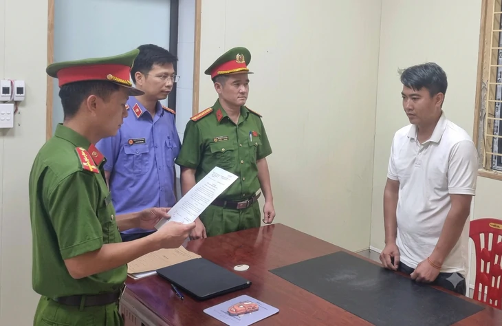 Tài xế lái ô tô lao về phía CSGT ở Hải Phòng bị khởi tố - Ảnh 1.