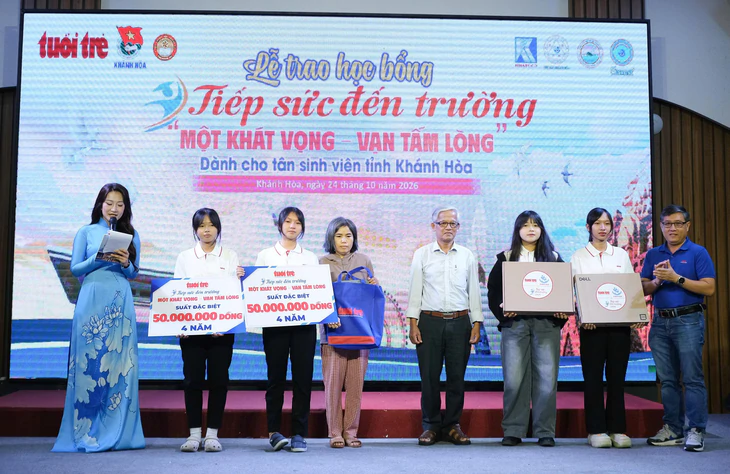 Nghẹn ngào câu chuyện nữ SV Nha Trang mất mẹ cha, cùng anh trai kiếm tiền nuôi dì mắc tâm thần - Ảnh 7.