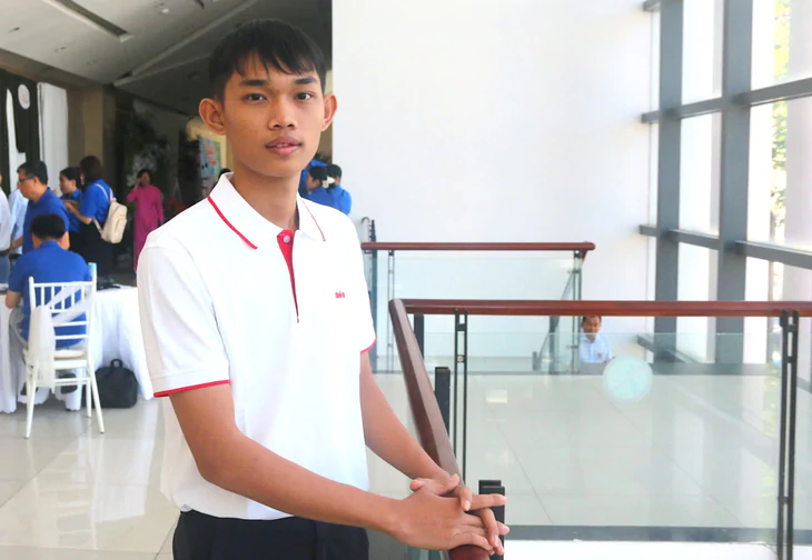 Con nhà nghèo đậu ĐH Kiến trúc TP.HCM, ba đợi con ở bến xe lúc 5h sáng cùng về Nha Trang nhận học bổng - Ảnh 5.