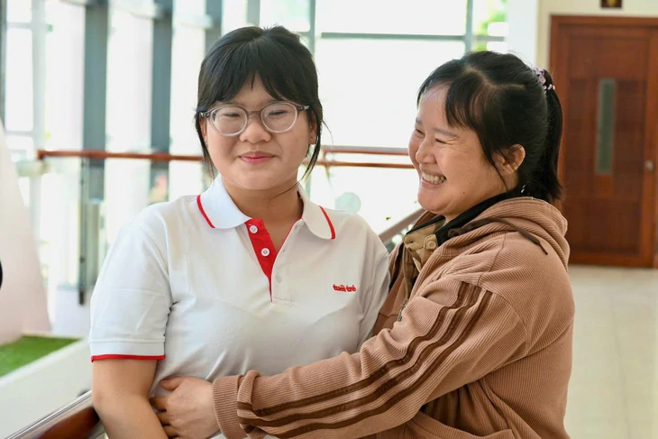Con nhà nghèo đậu ĐH Kiến trúc TP.HCM, ba đợi con ở bến xe lúc 5h sáng cùng về Nha Trang nhận học bổng - Ảnh 7.