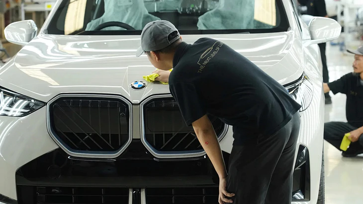 Hãng xe tặng gần 19 tỉ cho nhân viên chịu nghỉ việc, nhiều người vào đến mức sập cả hệ thống - Ảnh 1.