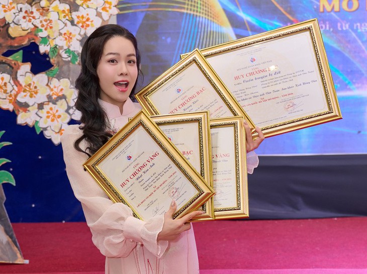 Cuốn truyện bị đốt là vở phía Nam đoạt giải cao ở Liên hoan sân khấu Hà Nội, Nhật Kim Anh nhận huy chương vàng - Ảnh 1.
