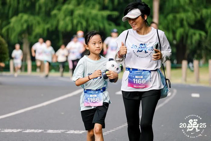 Cưỡng ép con trai chạy marathon, người cha Trung Quốc trả giá nặng nề - Ảnh 1.