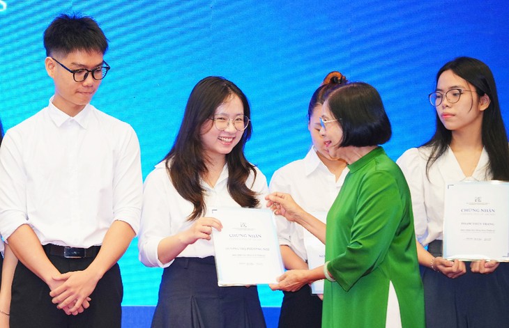 Công ty Phú Mỹ Hưng và Quỹ Đinh Thiện Lý trao học bổng  11,4 tỉ đồng - Ảnh 2.