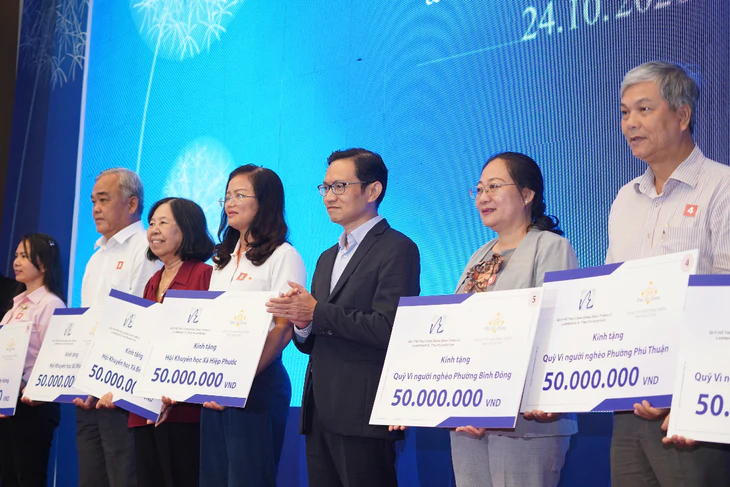 Công ty Phú Mỹ Hưng và Quỹ Đinh Thiện Lý trao học bổng  11,4 tỉ đồng - Ảnh 4.