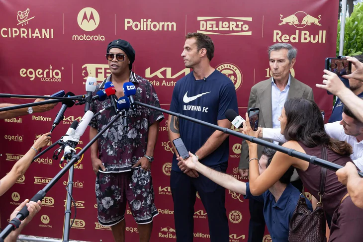 Ronaldinho trở lại thi đấu chuyên nghiệp ở tuổi 46 - Ảnh 1.
