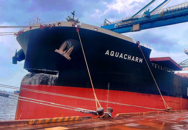 Tàu AQUACHARM va vào cầu cảng ở Dung Quất bị bắt giữ: khi nào được rời cảng? - Ảnh 2.