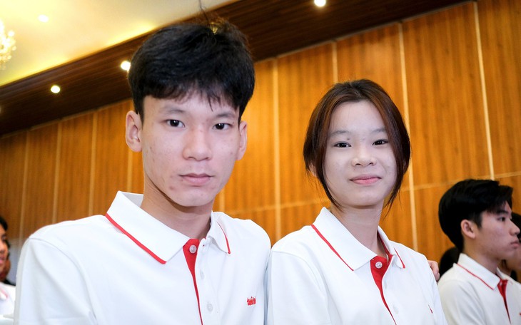 Nữ SV ĐH Nha Trang khóc òa khi mẹ lên sân khấu: ‘Cứ tưởng giờ này mẹ đi bán vé số, thương mẹ nhiều!’ - Ảnh 6.