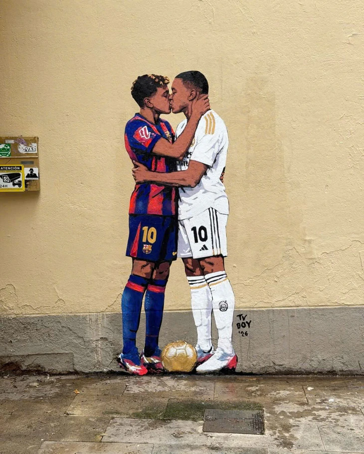 Bức tranh Yamal hôn Mbappe gây náo loạn trước trận El Clasico - Ảnh 1.
