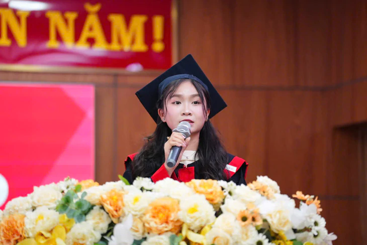 Từng rời giảng đường đại học để đi làm, nữ sinh tốt nghiệp xuất sắc, trở thành ‘gương mặt vàng’ của trường cao đẳng - Ảnh 1.