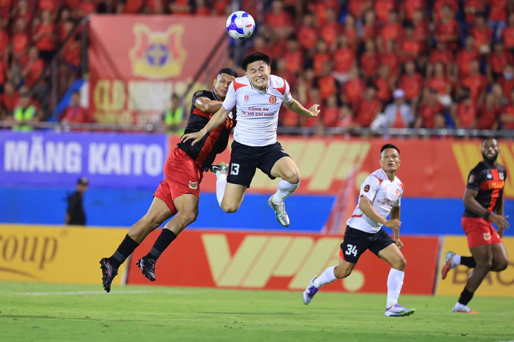 Ninh Bình - Công An TP.HCM (hiệp 1) 0-0: Thủ môn Văn Lâm cứu thua - Ảnh 1.