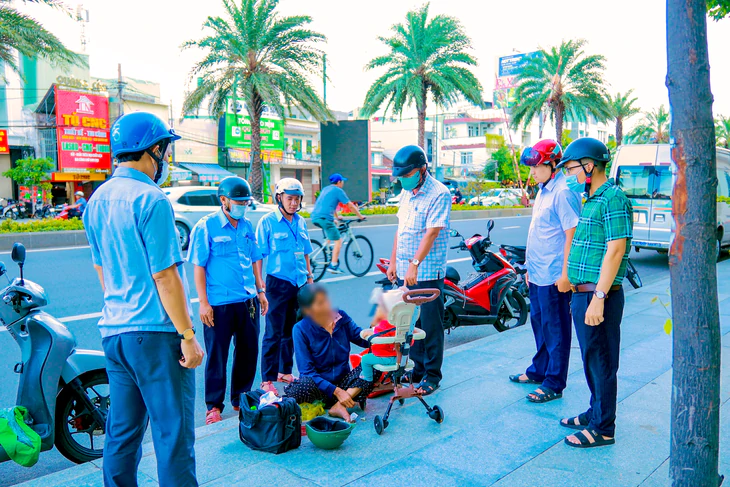 Xử lý người phụ nữ mang theo con riêng của người tình xin ăn trên phố - Ảnh 2.