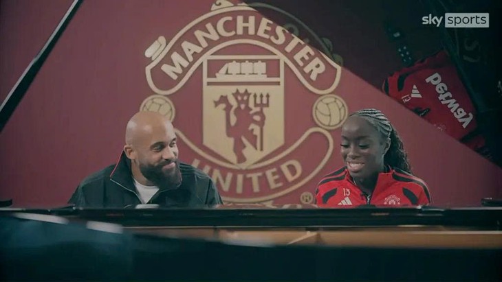 Chân sút Mbeumo lướt phím piano khiến fan Man Utd ngất ngây - Ảnh 1.