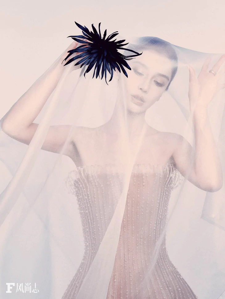 Mỹ nhân Angelababy diện đầm couture của Phan Huy trên tạp chí Trung Quốc - Ảnh 1.