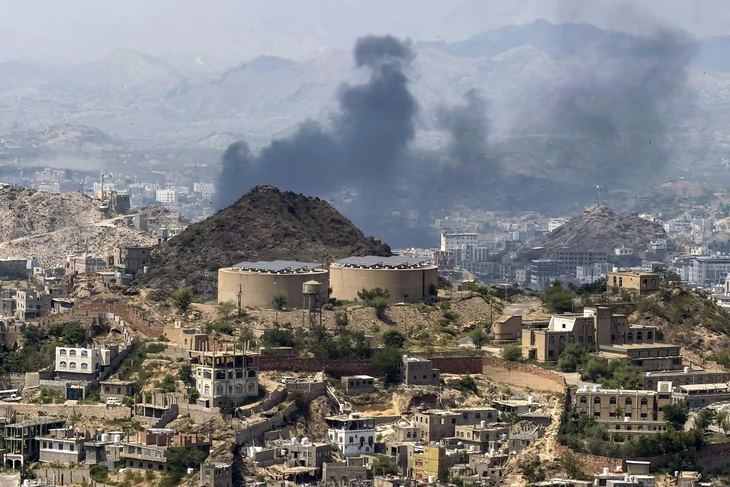 Houthi mở loạt không kích vào Saudi Arabia và thành phố đầu não của chính phủ Yemen - Ảnh 1.