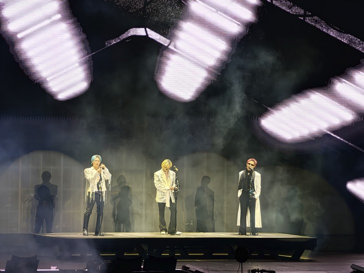 Concert BIGBANG Hà Nội: G-DRAGON đập guitar, TAEYANG hô 'Việt Nam vô địch' - Ảnh 2.