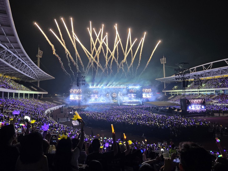Concert BIGBANG Hà Nội: G-DRAGON đập guitar, TAEYANG hô 'Việt Nam vô địch' - Ảnh 7.