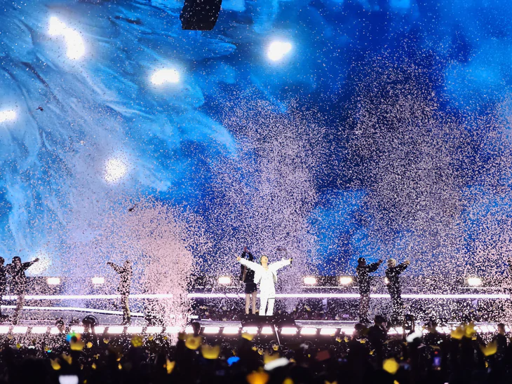 Concert BIGBANG Hà Nội: G-DRAGON đập guitar, TAEYANG hô 'Việt Nam vô địch' - Ảnh 1.