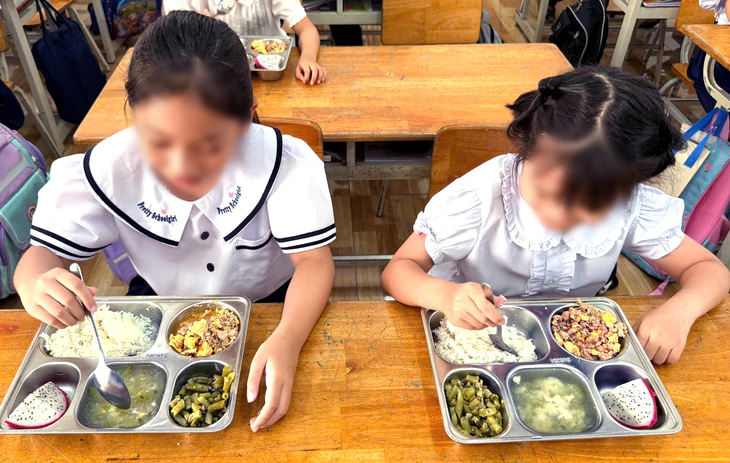 Phản ánh về an toàn thực phẩm trường học ở Nha Trang - Ảnh 2.