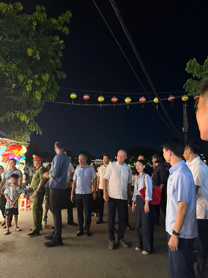 Hình ảnh Thủ tướng Ba Lan Donald Tusk giản dị đứng nghe bài chòi, dạo phố đêm ở Hội An - Ảnh 4.