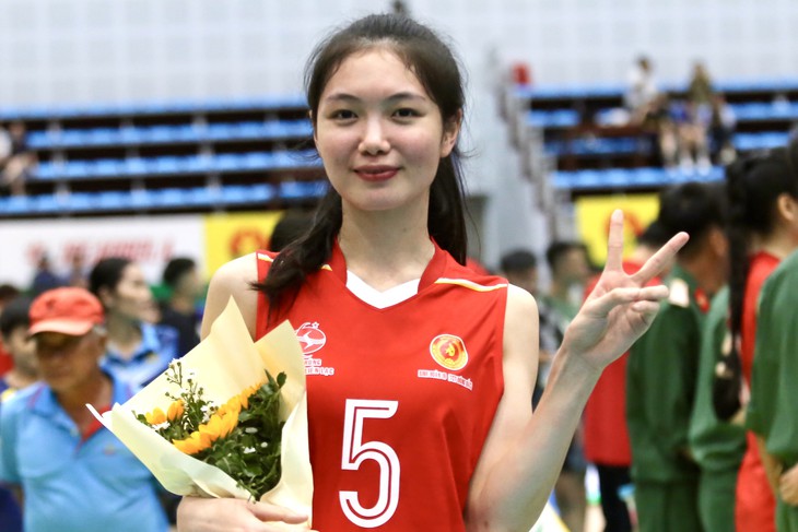 Ngắm các 'chân dài' bóng chuyền nữ Binh chủng Thông tin rạng rỡ ngày vô địch - Ảnh 8.