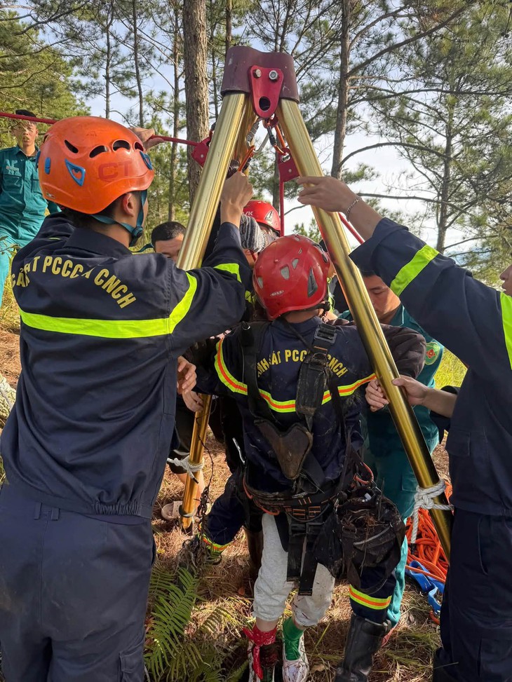 Nữ du khách Malaysia rơi xuống hố sâu 10m khi leo núi ở Đà Lạt - Ảnh 1.