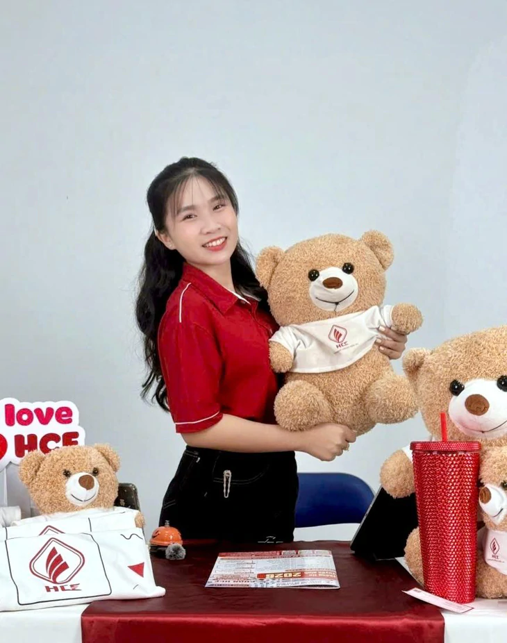 Từng rời giảng đường đại học để đi làm, nữ sinh tốt nghiệp xuất sắc, trở thành ‘gương mặt vàng’ của trường cao đẳng - Ảnh 2.