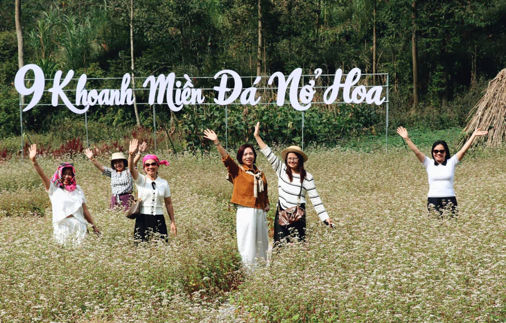 Mùa hoa tam giác mạch bắt đầu, Lô Lô Chải, Đồng Văn ‘cháy phòng’ ngày khai hội - Ảnh 2.