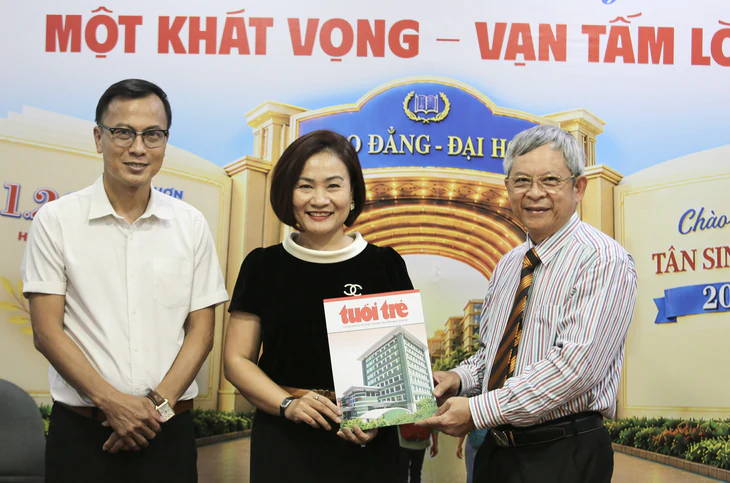 Bác sĩ Tăng Hà Nam Anh tặng 50 triệu đồng Tiếp sức đến trường, suất học bổng đặc biệt cho SV ngành Y - Ảnh 1.