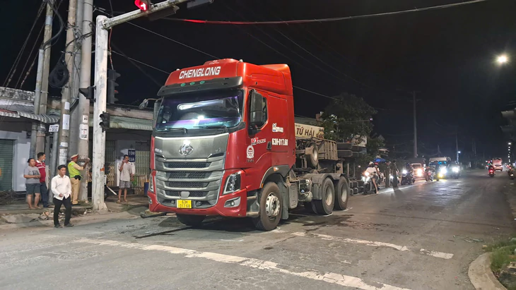 Phạt 80 triệu Đồng vụ xe container lật chở 4 cuộn thép khổng lồ tại Đồng Tháp - Ảnh 2.
