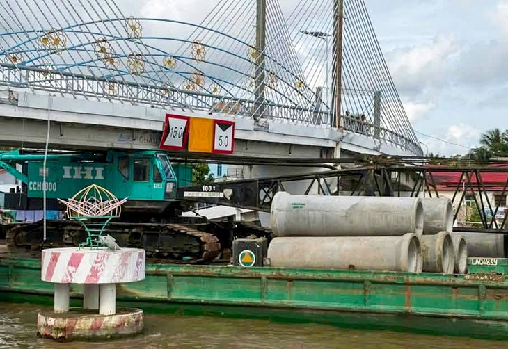 Sà lan va chạm làm lệch nhịp cầu ở Cà Mau, tạm dừng lưu thông - Ảnh 1.