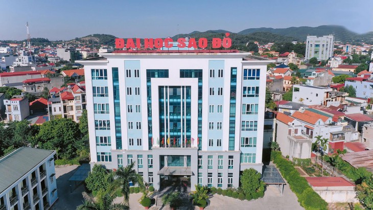 Trường đại học 'thưởng nóng' 550 triệu đồng khi giáo sư về làm việc - Ảnh 1.