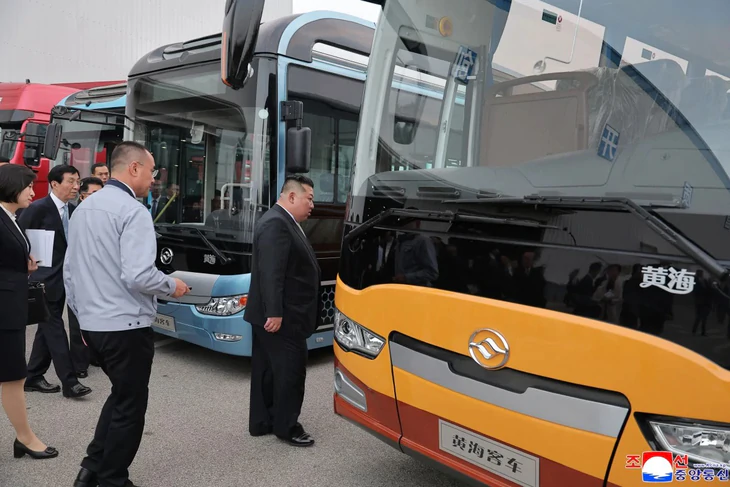 Lý do ông Kim Jong Un tham quan nhà máy xe buýt khi tới Trung Quốc - Ảnh 1.