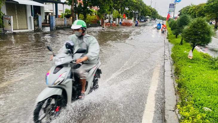 Đà Nẵng lắp cống tạm xử lý điểm 'hở tí là ngập' trên đường du lịch ven biển đi Hội An - Ảnh 2.