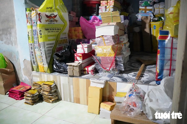 Người dân Bình Đông, TP.HCM ứng phó trước ngày triều cường đạt đỉnh - Ảnh 5.