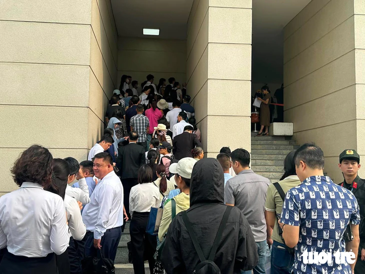 Cận cảnh Shark Bình, Mr Pips cùng các bị cáo được cảnh sát dẫn giải đến tòa - Ảnh 9.