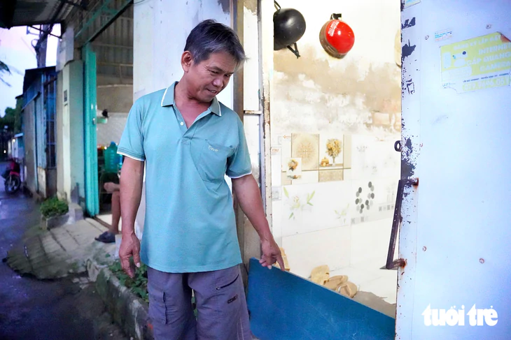Người dân Bình Đông, TP.HCM ứng phó trước ngày triều cường đạt đỉnh - Ảnh 2.