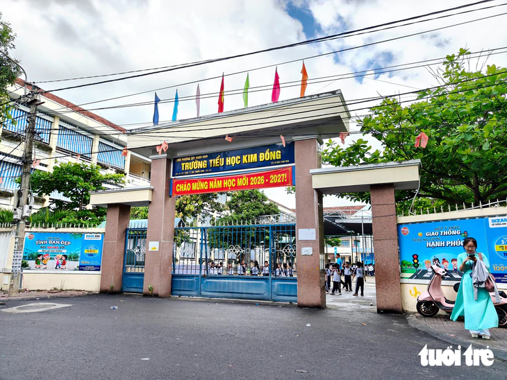Vụ hiệu trưởng xuống làm giáo viên: Chủ tịch phường chia sẻ với các hiệu trưởng, đang xử lý vụ việc - Ảnh 2.