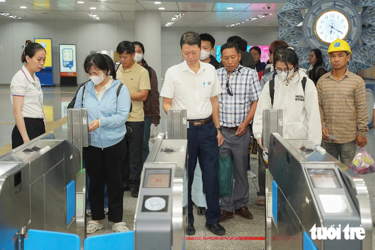 TP.HCM vận động cán bộ đi xe buýt, metro 2 lần/tuần, tính vào đánh giá hằng năm - Ảnh 1.