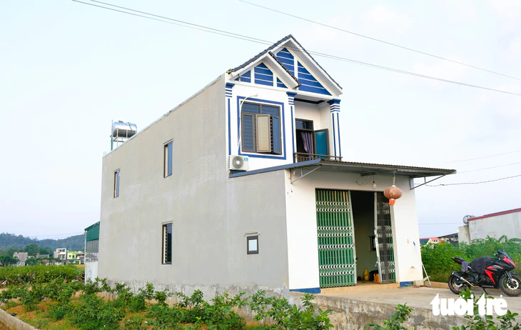 Hình ảnh cả trăm người dân tới xem cảnh sát vây bắt hai người nghi ngáo đá cầm kiếm cố thủ - Ảnh 3.
