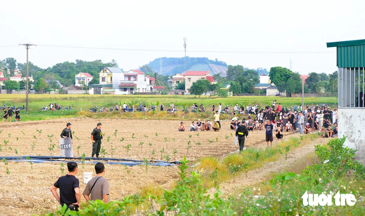 Hình ảnh cả trăm người dân tới xem cảnh sát vây bắt hai người nghi ngáo đá cầm kiếm cố thủ - Ảnh 9.