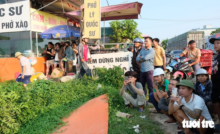 Hình ảnh cả trăm người dân tới xem cảnh sát vây bắt hai người nghi ngáo đá cầm kiếm cố thủ - Ảnh 7.