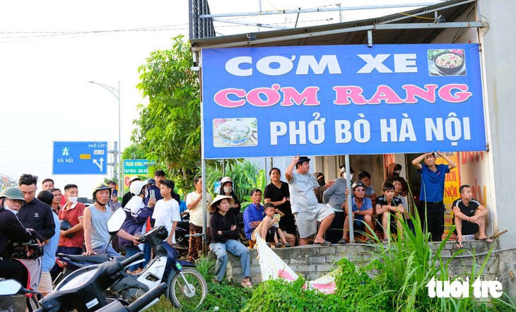Hình ảnh cả trăm người dân tới xem cảnh sát vây bắt hai người nghi ngáo đá cầm kiếm cố thủ - Ảnh 8.