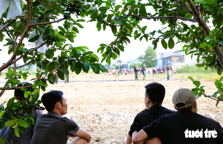 Hình ảnh cả trăm người dân tới xem cảnh sát vây bắt hai người nghi ngáo đá cầm kiếm cố thủ - Ảnh 10.