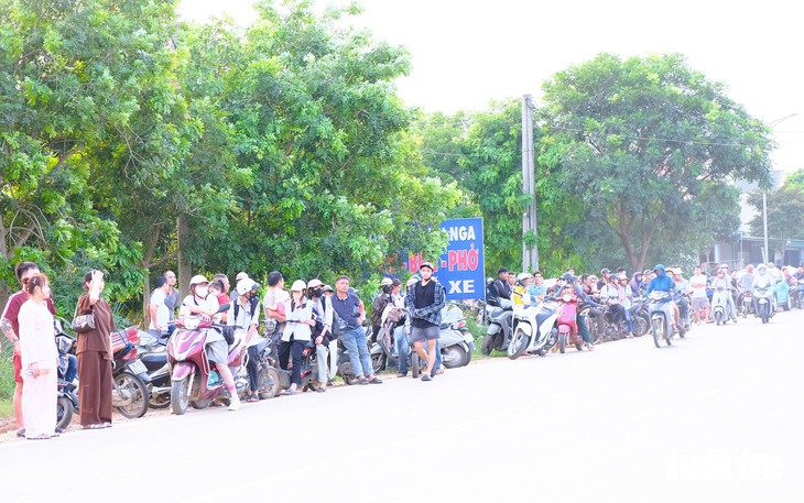 Hình ảnh cả trăm người dân tới xem cảnh sát vây bắt hai người nghi ngáo đá cầm kiếm cố thủ - Ảnh 13.