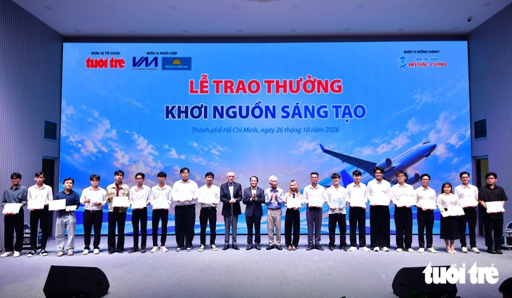 Trao hơn 1 tỉ đồng học bổng Khơi nguồn sáng tạo và học bổng Hồ Đắc Cung - Ảnh 13.