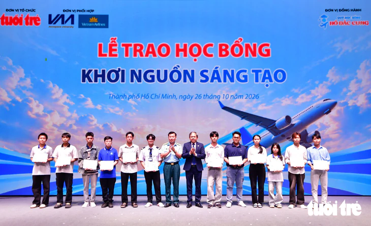 Trao hơn 1 tỉ đồng học bổng Khơi nguồn sáng tạo và học bổng Hồ Đắc Cung - Ảnh 14.
