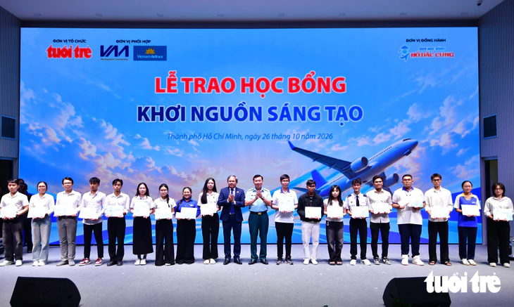 Trao hơn 1 tỉ đồng học bổng Khơi nguồn sáng tạo và học bổng Hồ Đắc Cung - Ảnh 16.