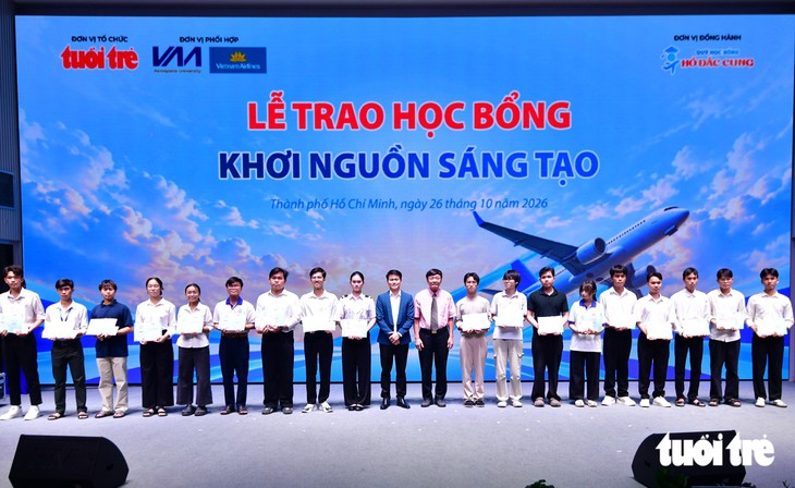 Trao hơn 1 tỉ đồng học bổng Khơi nguồn sáng tạo và học bổng Hồ Đắc Cung - Ảnh 17.