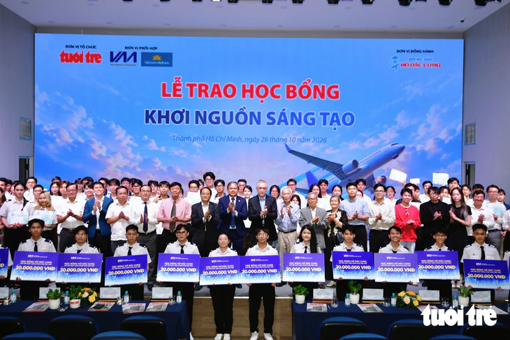 Trao hơn 1 tỉ đồng học bổng Khơi nguồn sáng tạo và học bổng Hồ Đắc Cung - Ảnh 1.